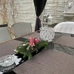 Alia House With Garden In בית נופש