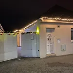 בית נופש Alia House With Garden In פישטני