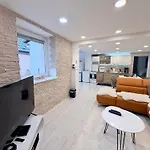 Alia House With Garden In