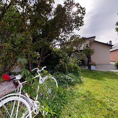 Alia House With Garden In Hébergement de vacances *