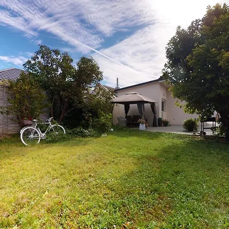 Alia House With Garden In Feriehus *