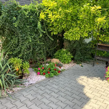 בית נופש Alia House With Garden In *