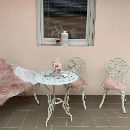 Alia House With Garden In פישטני