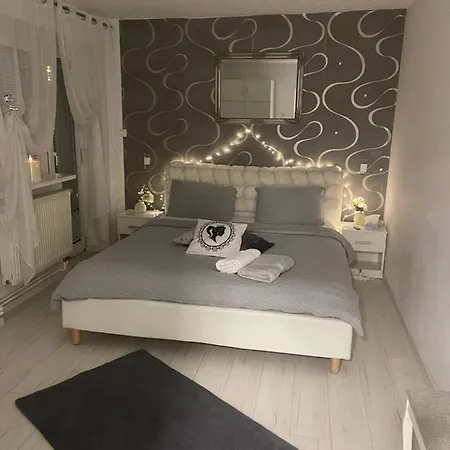 بيت للعطل Alia House With Garden In *