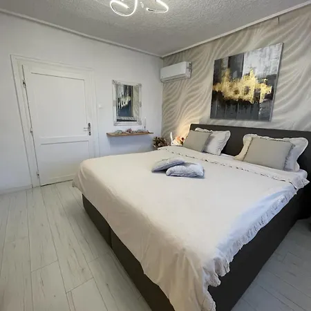 בית נופש Alia House With Garden In *