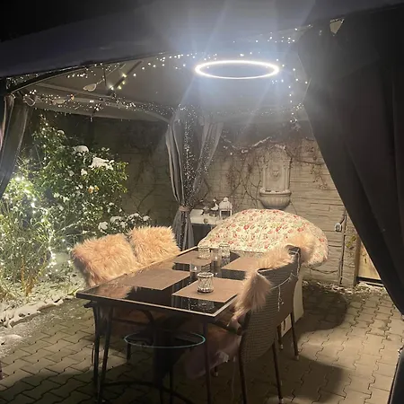 بيت للعطل Alia House With Garden In *