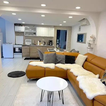 Alia House With Garden In بييشتِني