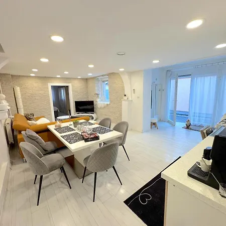 Alia House With Garden In * بييشتِني