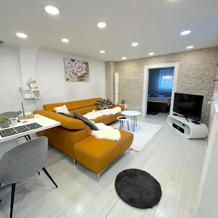 Alia House With Garden In