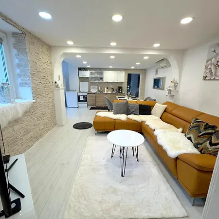 Hébergement de vacances Alia House With Garden In *