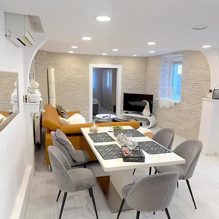 Alia House With Garden In Holiday home Piest'any