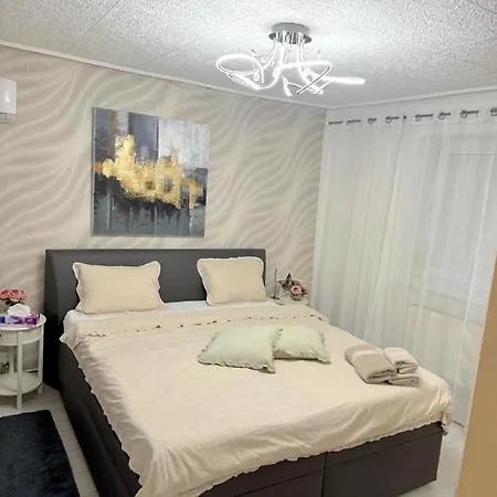 Alia House With Garden In Nyaraló