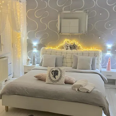 بيت للعطل Alia House With Garden In *