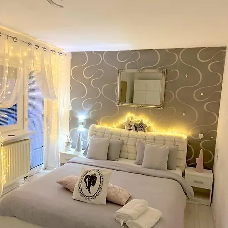 Alia House With Garden In Holiday home Piest'any