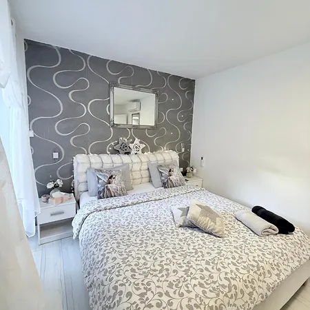 Casa vacanze Alia House With Garden In *