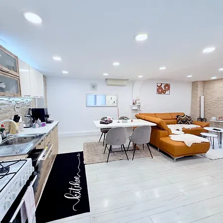 בית נופש Alia House With Garden In פישטני