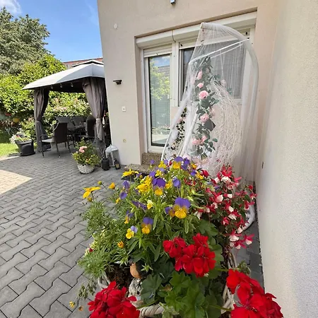 Alia House With Garden In بييشتِني