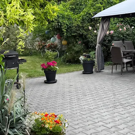 Alia House With Garden In بييشتِني